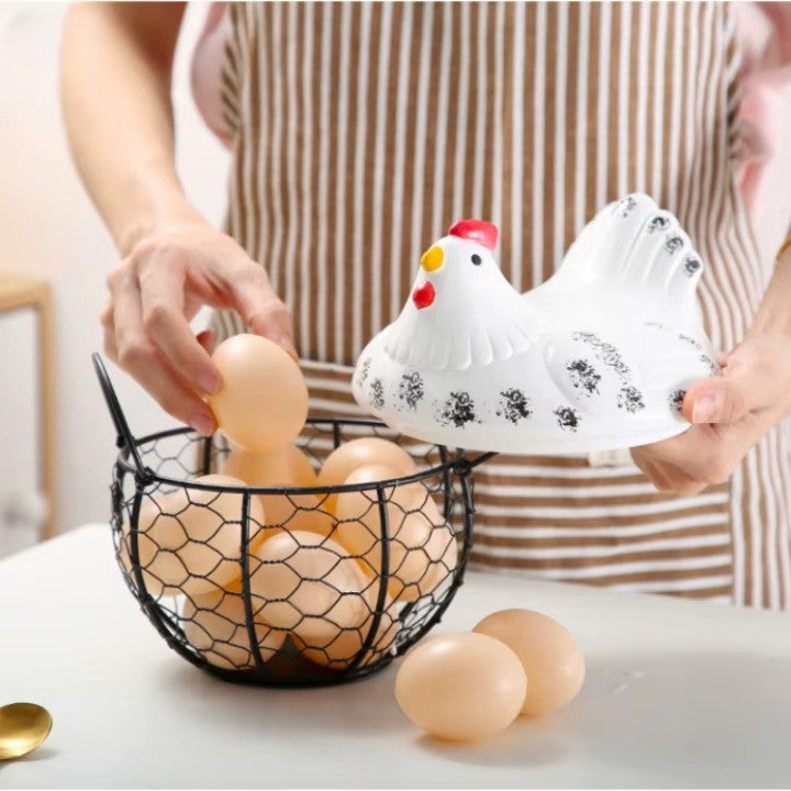 Huevera de cerámica con forma de gallina y cesta de alambre