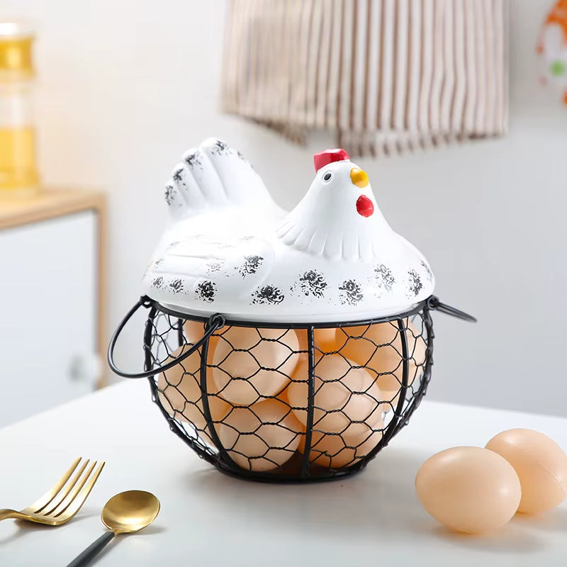 Huevera de cerámica con forma de gallina y cesta de alambre
