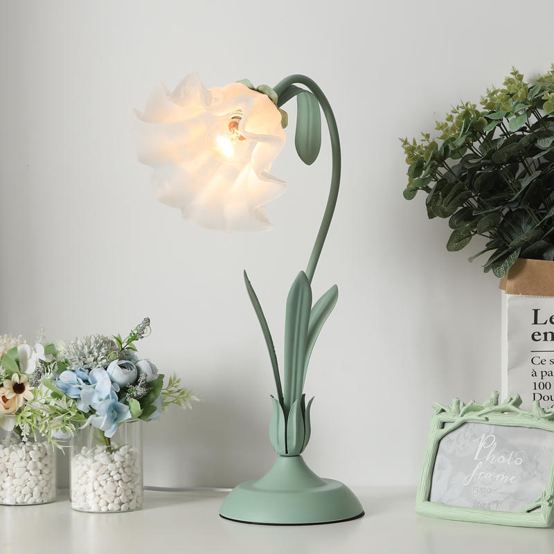 Lámpara de mesa de estilo nórdico con encanto floral