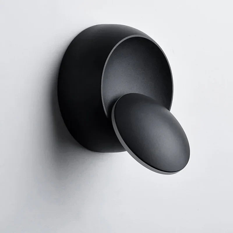 Lámpara de pared con diseño minimalista de orbe