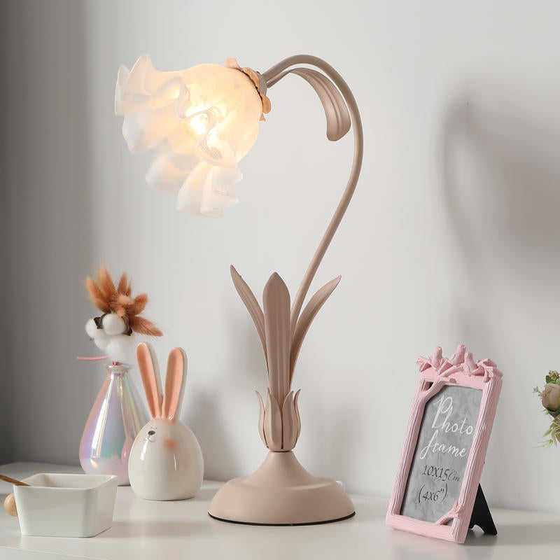 Lámpara de mesa de estilo nórdico con encanto floral