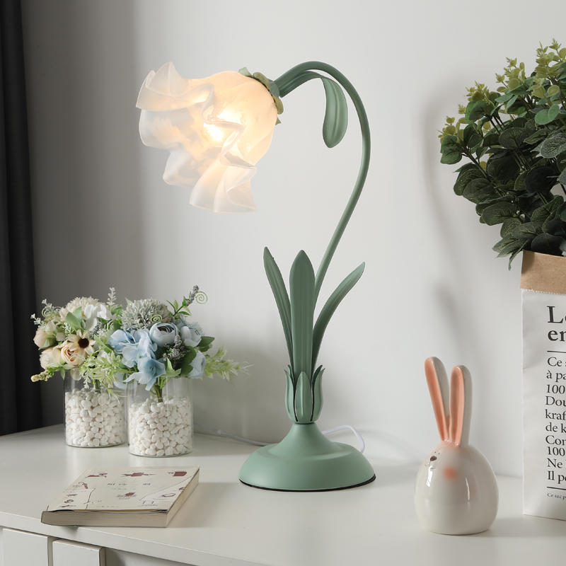 Lámpara de mesa de estilo nórdico con encanto floral