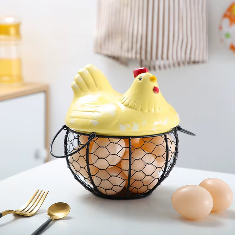 Huevera de cerámica con forma de gallina y cesta de alambre