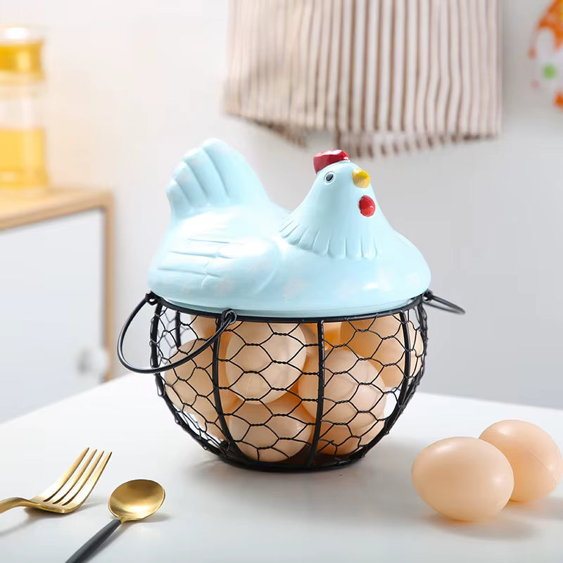 Huevera de cerámica con forma de gallina y cesta de alambre