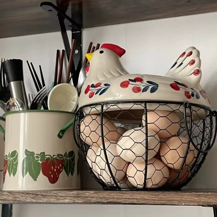 Huevera de cerámica con forma de gallina y cesta de alambre