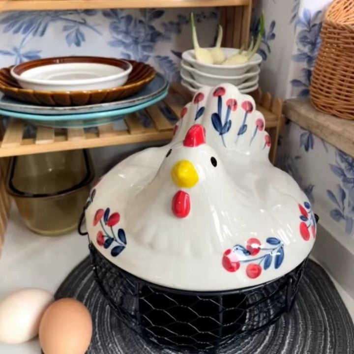 Huevera de cerámica con forma de gallina y cesta de alambre