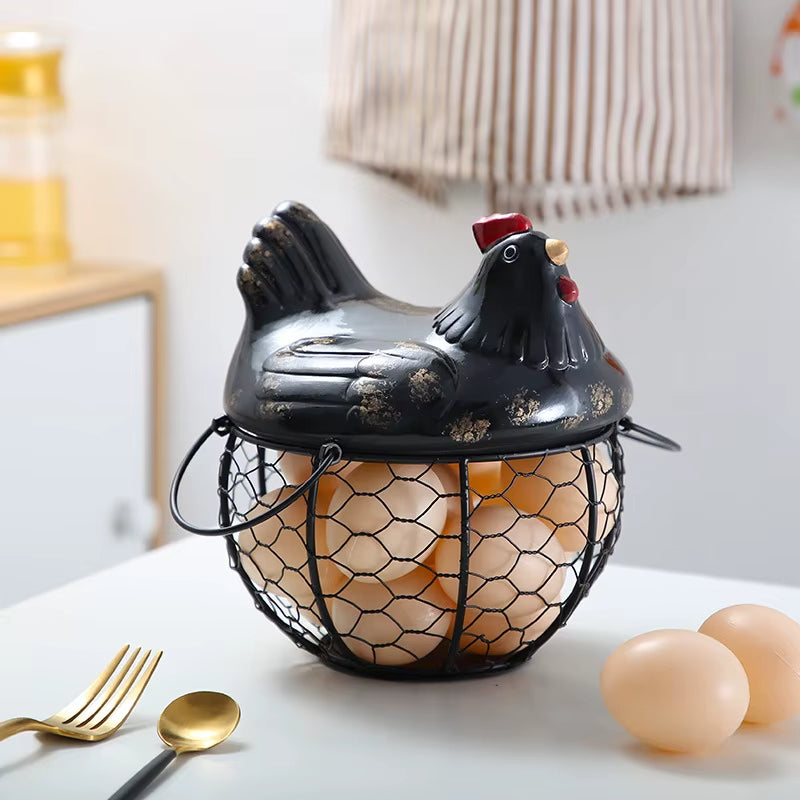 Huevera de cerámica con forma de gallina y cesta de alambre