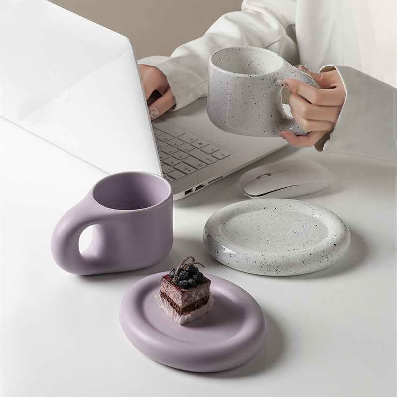 Taza hecha a mano con asa de cerámica nórdica