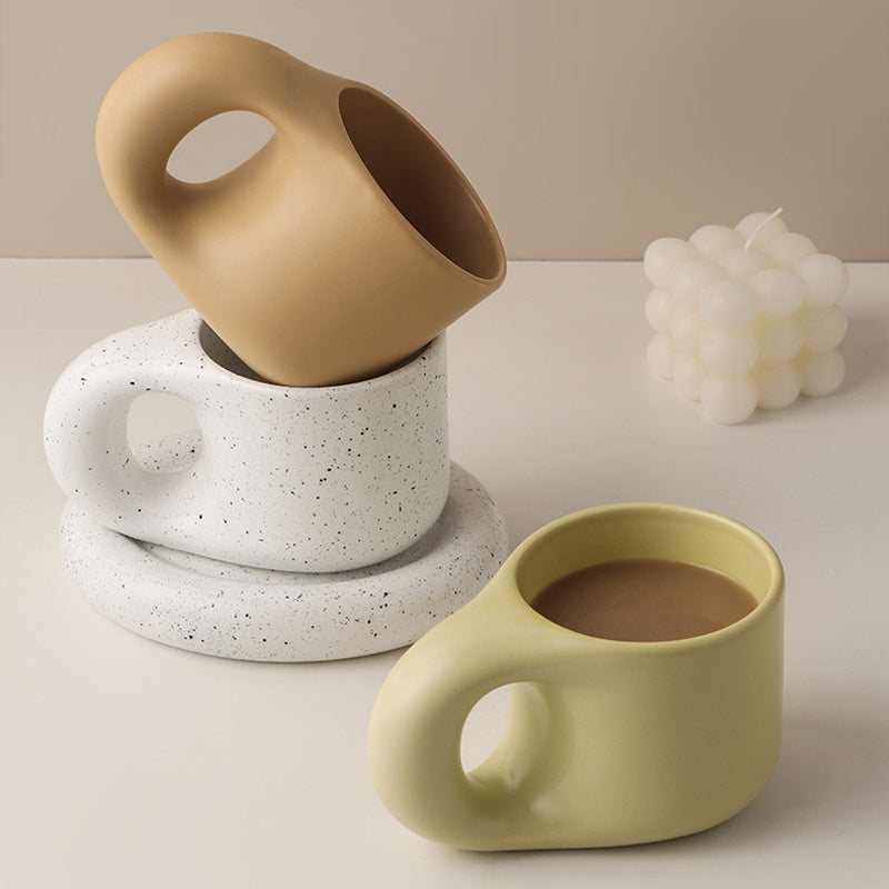 Taza hecha a mano con asa de cerámica nórdica
