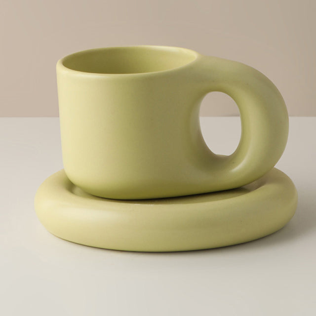 Taza hecha a mano con asa de cerámica nórdica