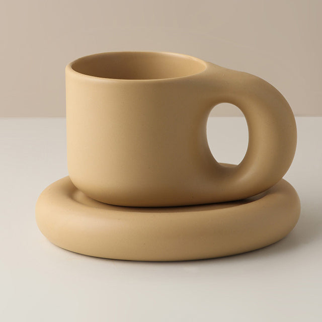 Taza hecha a mano con asa de cerámica nórdica
