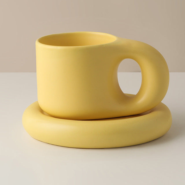 Taza hecha a mano con asa de cerámica nórdica