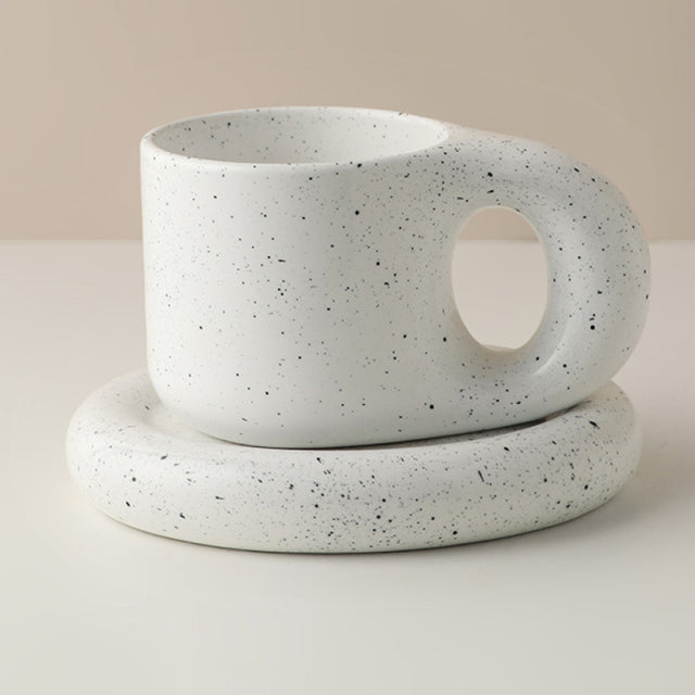 Taza hecha a mano con asa de cerámica nórdica