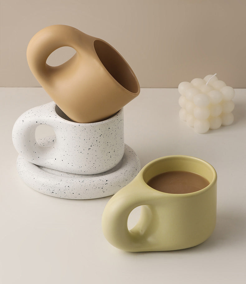 Taza hecha a mano con asa de cerámica nórdica