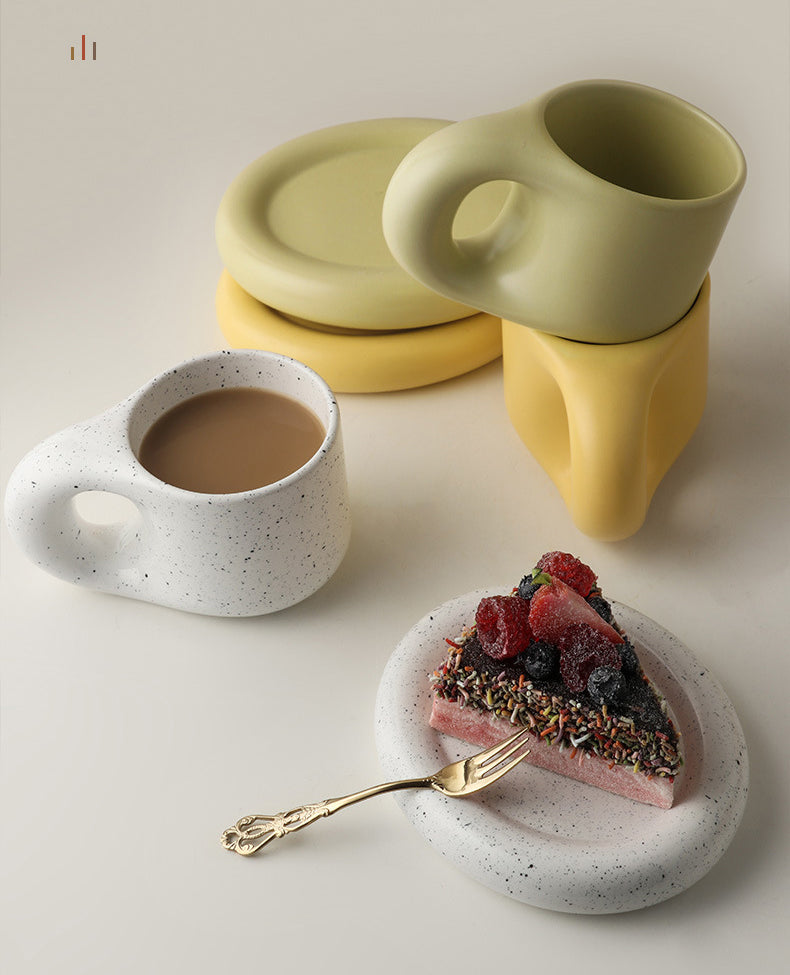 Taza hecha a mano con asa de cerámica nórdica
