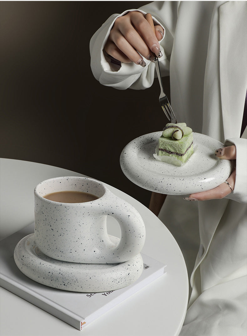 Taza hecha a mano con asa de cerámica nórdica